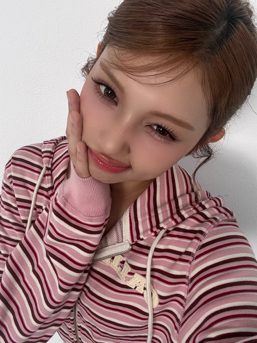 UNIS_offcl's tweet photo. GEHLEE's Birthday Special Gift🎁

#UNIS #유니스
#GEHLEE #젤리당카
#HAPPY_GEHLEE_DAY https://t.co/9zmjusXx4C