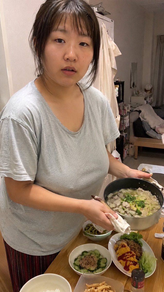 Saya_AIstudio's tweet photo. 同棲するなら、どっち？
← 毎日美味しい手料理　　　美人だけどコンビニ飯 → https://t.co/Ea6AuZ4FQf