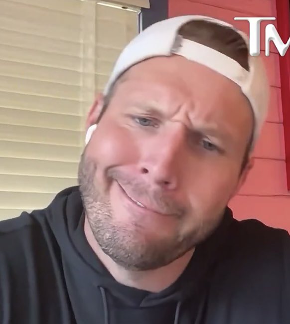 chrisriv3ra's tweet photo. @TMZ Spent it all on booz and drugz https://t.co/ghzsGLBHE4
