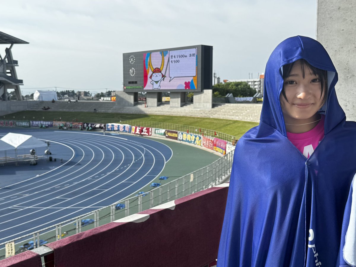 miwachannana's tweet photo. 三好美羽、陸上��退しません！！

「三好美羽、引退の意向！」と新聞に掲載され、いつも応援してくださっている皆さんには、本当にご心配をおかけしました。

そして、びっくりさせてしまって、ごめんなさい。

なぜこのようなことになったのか、私の気持ちを少しお話しさせてください。

4月のインターハイに向けた地区総体から、怪我の影響で思うように走ることができませんでした。

その後の県総体、中国総体も、ほとんど練習ができないまま、治療を続けながら試合に出ていました。

練習したくてもできない。
試合では痛みとの戦い。
そして勉強との両立。

大好きだったはずの陸上が、いつの間にか「楽しい」と思えなくなっていました。

���ンターハイで活躍することを目標にしていたはずなのに、いつの間にか「出場できればいい」という気持ちに変わっていました。

このまま陸上を続けていきながら、勉強との両立を考えると、難しいと思い、どちらかを選択しないといけないのかも思うようになり、インターハイが終わったら、一度ゆっくり自分と向き合って、これからのことを考えようと思っていました。

そしてインターハイを走り終えた後、悔しさや後悔が残る中で、新聞記者さんのインタビューを受け、まだ何も決めていなかったのに、思わず「引退」という話をしてしまいました。

その後、ありがたいことに大学からお声をかけていただき

「もう一度、陸上を頑張りたい」

そう強く思えるようになった矢先、SNSでは「三好美羽、引退の意向！」という記事が一気に広がり、たくさんのDMやメッセージをいただきました。

本当にたくさんの方に心配をおかけしてしまいました。

新聞に掲載される前には、学校や両親、私にも確認があるので、今回も訂正できると思っていたのですが、今回は担当の方が違い、事前の確認がありませんでした。

ここまで「引退」という話が広がってしまったなら、もう本当に辞めようかな……と思っていました。

そんな時、後援会長の村上さんが駆けつけてくださり、元プロ野球選手の佐々木修さんを紹介していただきました。

そして、佐々木修さんからは、
「辞めることはいつでもできる。
でも、辞めてしまったら可能性はゼロになる。」

という言葉をいただきました。
その言葉を聞いて、少し陸上から離れて自分自身と向き合ってみました。

そして思ったんです。

「もっとできることがあったんじゃないかな」
「まだまだ陸上を楽しめてないんじゃないかな」

陸上にはたくさんの種目があります。

その種目ごとに、それぞれの場所で主役になれる。

初めて挑戦する種目なら、出した記録は全部自分の自己ベスト。

���きることが増えるたびに、自分の成長を感じられる。

そう考えたら、

「私、まだほとんど他の種目をやってないじゃん！」って思いました。

まだまだ挑戦していないことがたくさんある。
まだまだ楽しめることがたくさんある。

だから私は、陸上を引退しません！！

これからは100mだけにこだわらず、ハードルをはじめ、いろいろな種目に挑戦して、もう一度「陸上って楽しい！」と思えるように頑張ります🔥

引退はいつでもできる！

だから今は、まだ挑戦したい！！

これまで応援してくださった皆さん、そして今回ご心配をおかけした皆さん、本当にありがとうございます。

これからも頑張りますので、よろしくお願いします！

#陸上
#インターハイ 
#佐々木修 
#村上栄二
#ファイテン冷感ポンチョ
#冷感リカバリー
#phiten 
#三好美羽