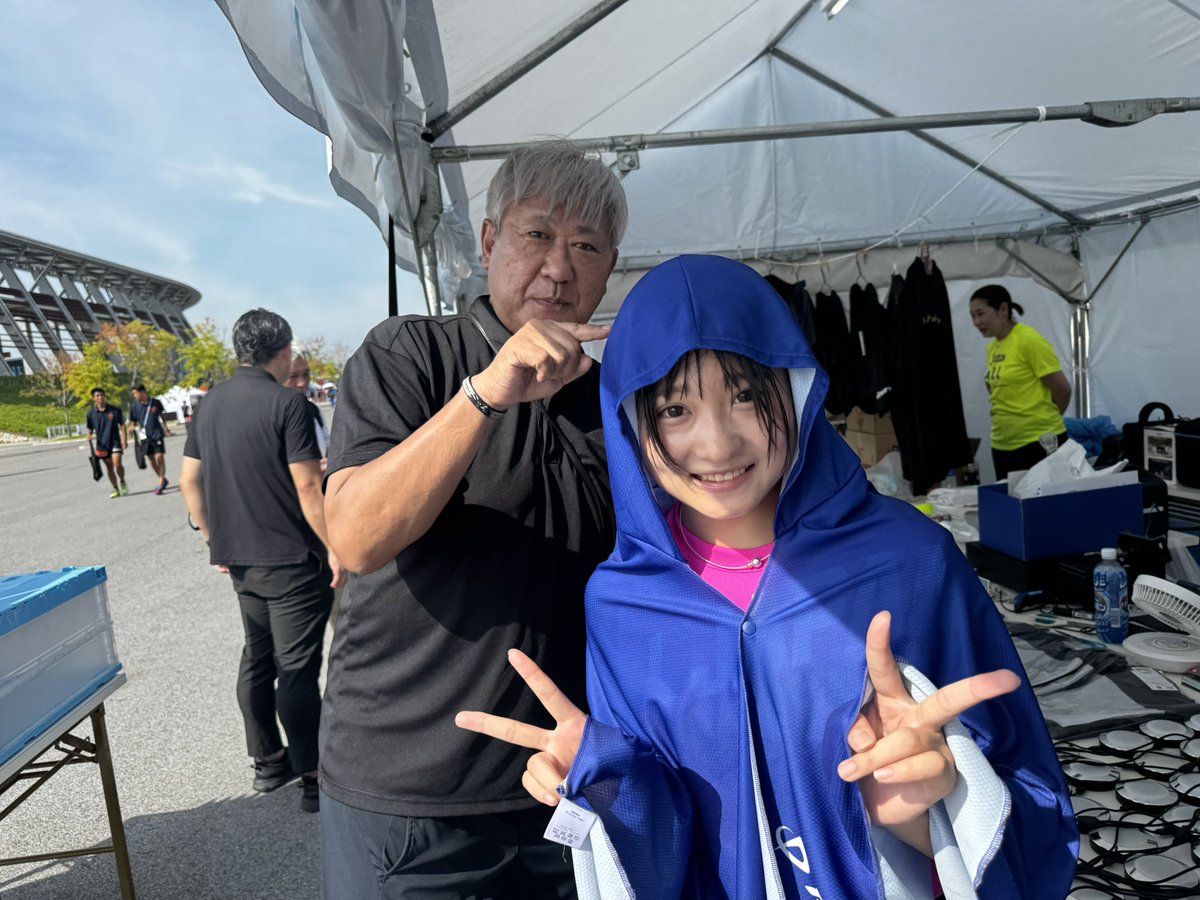 miwachannana's tweet photo. 三好美羽、陸上��退しません！！

「三好美羽、引退の意向！」と新聞に掲載され、いつも応援してくださっている皆さんには、本当にご心配をおかけしました。

そして、びっくりさせてしまって、ごめんなさい。

なぜこのようなことになったのか、私の気持ちを少しお話しさせてください。

4月のインターハイに向けた地区総体から、怪我の影響で思うように走ることができませんでした。

その後の県総体、中国総体も、ほとんど練習ができないまま、治療を続けながら試合に出ていました。

練習したくてもできない。
試合では痛みとの戦い。
そして勉強との両立。

大好きだったはずの陸上が、いつの間にか「楽しい」と思えなくなっていました。

���ンターハイで活躍することを目標にしていたはずなのに、いつの間にか「出場できればいい」という気持ちに変わっていました。

このまま陸上を続けていきながら、勉強との両立を考えると、難しいと思い、どちらかを選択しないといけないのかも思うようになり、インターハイが終わったら、一度ゆっくり自分と向き合って、これからのことを考えようと思っていました。

そしてインターハイを走り終えた後、悔しさや後悔が残る中で、新聞記者さんのインタビューを受け、まだ何も決めていなかったのに、思わず「引退」という話をしてしまいました。

その後、ありがたいことに大学からお声をかけていただき

「もう一度、陸上を頑張りたい」

そう強く思えるようになった矢先、SNSでは「三好美羽、引退の意向！」という記事が一気に広がり、たくさんのDMやメッセージをいただきました。

本当にたくさんの方に心配をおかけしてしまいました。

新聞に掲載される前には、学校や両親、私にも確認があるので、今回も訂正できると思っていたのですが、今回は担当の方が違い、事前の確認がありませんでした。

ここまで「引退」という話が広がってしまったなら、もう本当に辞めようかな……と思っていました。

そんな時、後援会長の村上さんが駆けつけてくださり、元プロ野球選手の佐々木修さんを紹介していただきました。

そして、佐々木修さんからは、
「辞めることはいつでもできる。
でも、辞めてしまったら可能性はゼロになる。」

という言葉をいただきました。
その言葉を聞いて、少し陸上から離れて自分自身と向き合ってみました。

そして思ったんです。

「もっとできることがあったんじゃないかな」
「まだまだ陸上を楽しめてないんじゃないかな」

陸上にはたくさんの種目があります。

その種目ごとに、それぞれの場所で主役になれる。

初めて挑戦する種目なら、出した記録は全部自分の自己ベスト。

���きることが増えるたびに、自分の成長を感じられる。

そう考えたら、

「私、まだほとんど他の種目をやってないじゃん！」って思いました。

まだまだ挑戦していないことがたくさんある。
まだまだ楽しめることがたくさんある。

だから私は、陸上を引退しません！！

これからは100mだけにこだわらず、ハードルをはじめ、いろいろな種目に挑戦して、もう一度「陸上って楽しい！」と思えるように頑張ります🔥

引退はいつでもできる！

だから今は、まだ挑戦したい！！

これまで応援してくださった皆さん、そして今回ご心配をおかけした皆さん、本当にありがとうございます。

これからも頑張りますので、よろしくお願いします！

#陸上
#インターハイ 
#佐々木修 
#村上栄二
#ファイテン冷感ポンチョ
#冷感リカバリー
#phiten 
#三好美羽