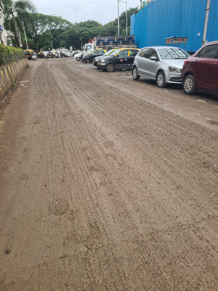 mumbaiissue1's tweet photo. Antop hill beat 180 opp Penta galaxy and apla dawakhana Road, last few months mud spilled on public Road from 2 construction sites, huge risks of bike and padeatrian but BMC SWM fully Managed by developer @mybmcWardFN @mybmc @mybmcSWM @mieknathshinde https://t.co/RRQN6RtD7O