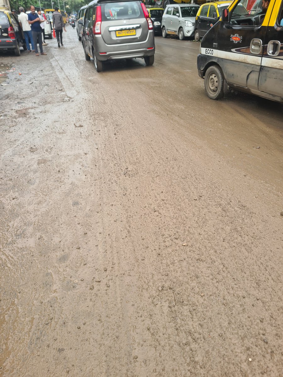 mumbaiissue1's tweet photo. Antop hill beat 180 opp Penta galaxy and apla dawakhana Road, last few months mud spilled on public Road from 2 construction sites, huge risks of bike and padeatrian but BMC SWM fully Managed by developer @mybmcWardFN @mybmc @mybmcSWM @mieknathshinde https://t.co/RRQN6RtD7O