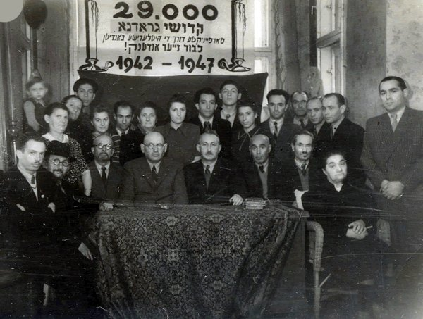 Donaldfubu's tweet photo. @jdforward Mark Paul: 1. "Local Jews crowded in the ranks of the Soviet militia and NKVD and together with their supporters took part in the capture of Polish soldiers, activists and students who volunteered to defend the city. There were series of executions throughout Grodno." (1939) https://t.co/7q68Mmu4aD