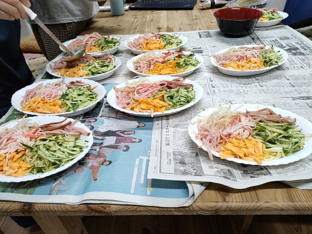 EPSChiroba's tweet photo. 今日のお昼は冷やし中華です。麺が見えないほどの具沢山で美味しいです。 https://t.co/HdpJSICO7h