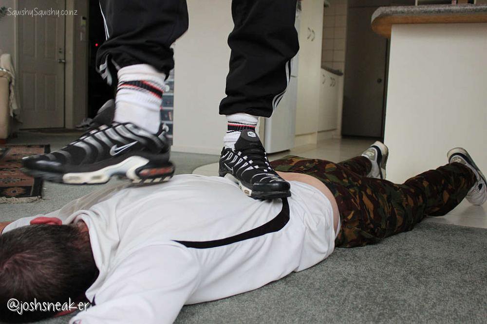 JoshSneaker's tweet photo. Archive ✅ That one time where Harry trampled me in his delicious Nike TN's. https://t.co/EdYKUQMRAc