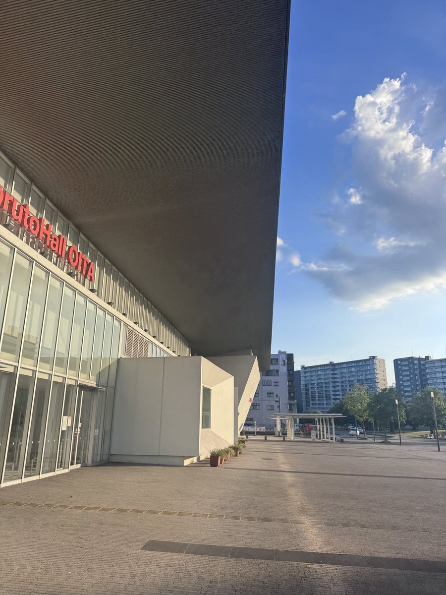 yanohu's tweet photo. 大分ホルトホールにてJIA大分地域会にてCLT建築の取り組みについて講演。一平さんの賃挽き製材の建築の話めっちゃ面白かった。 https://t.co/vUdxBE2cAj