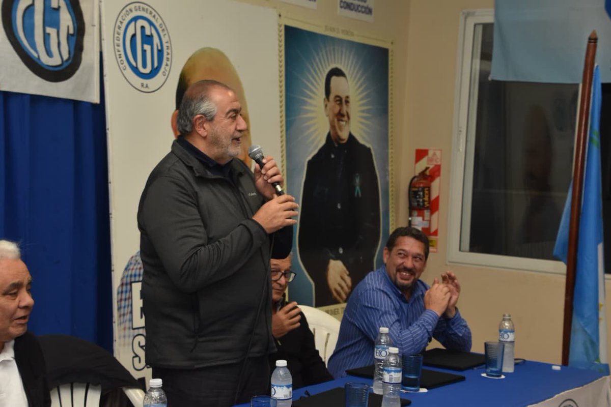 hectordaer's tweet photo. En la visita a Formosa también participamos de la normalización de la CGT Formosa, donde asumió el compañero Hilario Martínez (UOCRA) como delegado general, y acompañamos este nuevo comienzo entregando los diplomas de certificación a compañeros y compañeras que siguen apostando a la formación y al compromiso sindical.