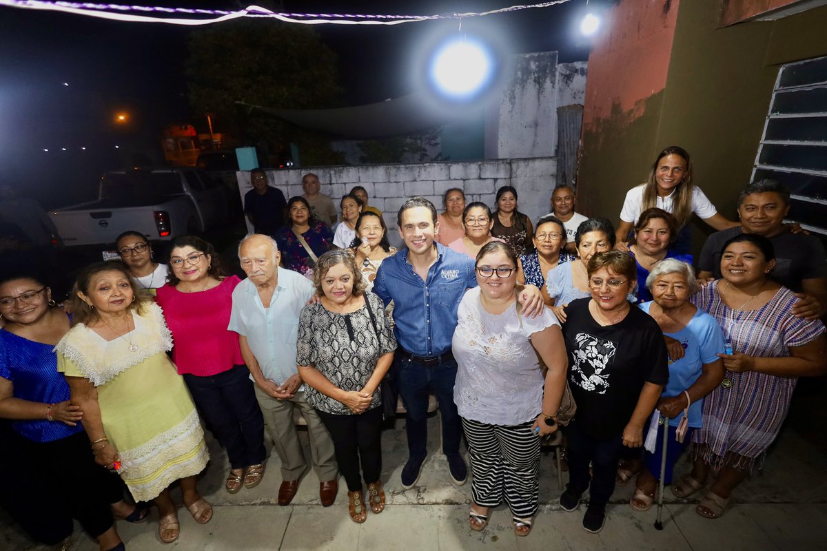 AlvaroCetina's tweet photo. La luz no se va, a veces viene. Y las familias ya están cansadas de pagar más por un servicio que falla

En Las Águilas seguimos llevando esta conversación a las calles: escuchar lo que está pasando y defender soluciones para que en Yucatán tengamos un servicio de luz de calidad. https://t.co/VTQSFZQ5Th