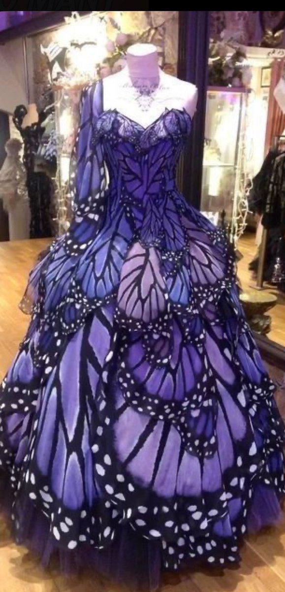 Mayurasfeathers's tweet photo. Why does this dress look like whoever’s wearing it will say “hello forgive my intrusion” https://t.co/oDyAW2c3RP