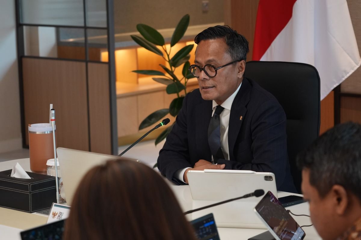 LambeSahamjja's tweet photo. curhatan bos danantara soal BUMN karya:
- utang bumn karya digabung capai ratusan triliun rupiah
- danantara lagi beresin masalah bumn karya pelan-pelan
- problem ini udah lama dan besar
- harus diselesaikan satu-satu dan butuh waktu
- masalahnya bukan cuma di holding tapi juga anak perusahaan yang bermasalah
- masing-masing bumn karya punya anak perusahaan lebih dari 20
- sebenernya bisa diselesaikan cepat lewat pailit atau merger
- tapi mereka pikirin dulu dampaknya ke pekerja dan ekosistem lain
- makanya prosesnya hati-hati dan makan waktu