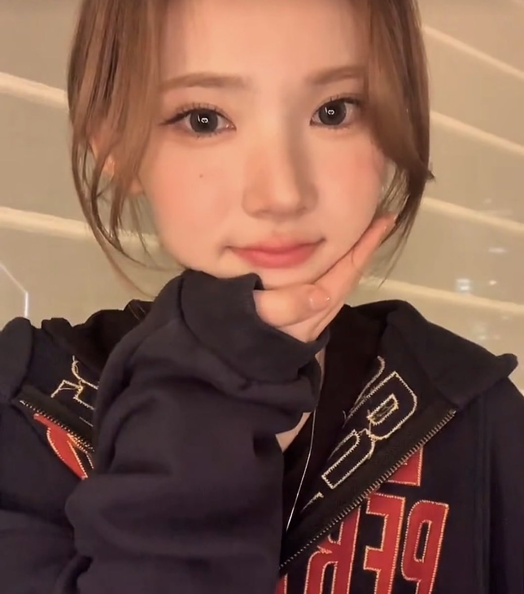 forcjw__'s tweet photo. 최지우 아궁빵할때마다 졸라귀여워서 걍 씹지도 않고 삼킬거임 만두 꽉쥘거임 볼따구 쭉 늘릴거임 코 띵동할거임 광대에 점 콕 찔러볼거임 강아지풀 눈썹 쓰다듬을거임 https://t.co/H1ak0iMshB