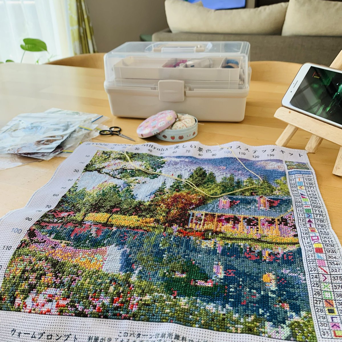 maca_ruban's tweet photo. 午後はおまえら行くな。見ながらクロスステッチ続ける🪡🧵やっと絵が見えてきた。
完成したら寝室に飾りたいな。
DAISOのツールボックス🧰裁縫箱にお勧めです。軽いし収納力抜群、くすみカラーがかわいい。 https://t.co/Dx1Q3TqI2g