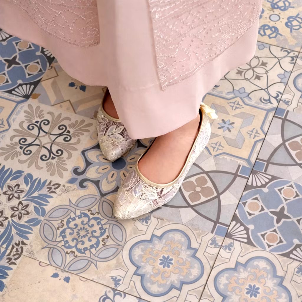 chloevndra's tweet photo. flatshoes brukat ini cantik dan kelihatan mewah banget✨ cocok buat nemenin outfit kamu ke acara nikahan atau wisudaan dan bikin penampilan anggun tau😍💖 https://t.co/EaFvVprvq1