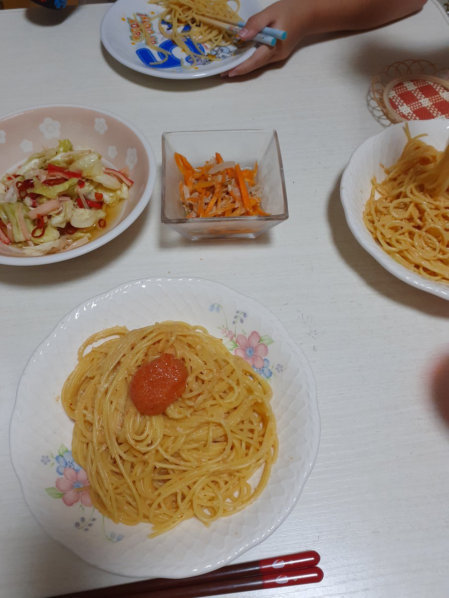 ayaya0703's tweet photo. お昼ごはん🎶
🍝に夢中で、誰も、野菜食べないので、私が、食べました✨笑
お昼は、🍝と焼きそばくらいは、作れるので、そうめんくらいも、ゆでられるかな…？ https://t.co/VJDXtsAs9u