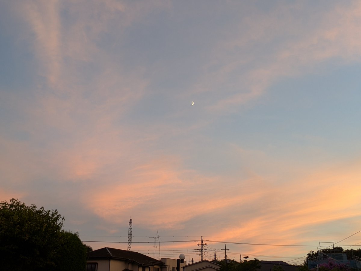 tocoloaoba's tweet photo. ここ最近は業務がたてこんでおり投稿もお休みしていました。気持ちも少しバテておりましたが…そんな時、昨日の帰りの夕焼けがキレイでとても癒されました。今日も見られるかな（M）
＃就労継続支援B型作業所　＃夕焼け https://t.co/LicoT9pivx