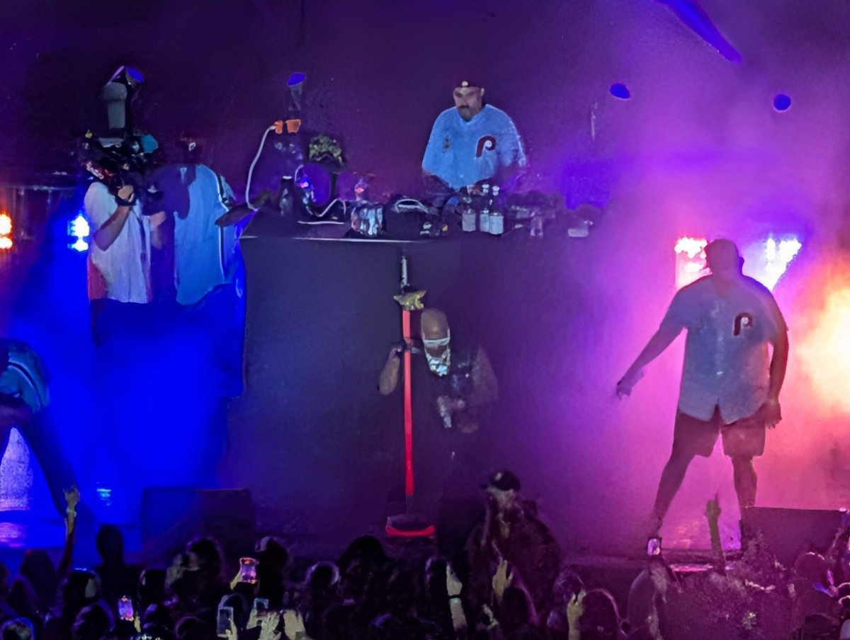 DaveMReports's tweet photo. What a show by Flo Rida
Place was rocking all night after #Phillies win over Marlins
#MIAvsPHI #RingTheBell https://t.co/gsLfeekTAd