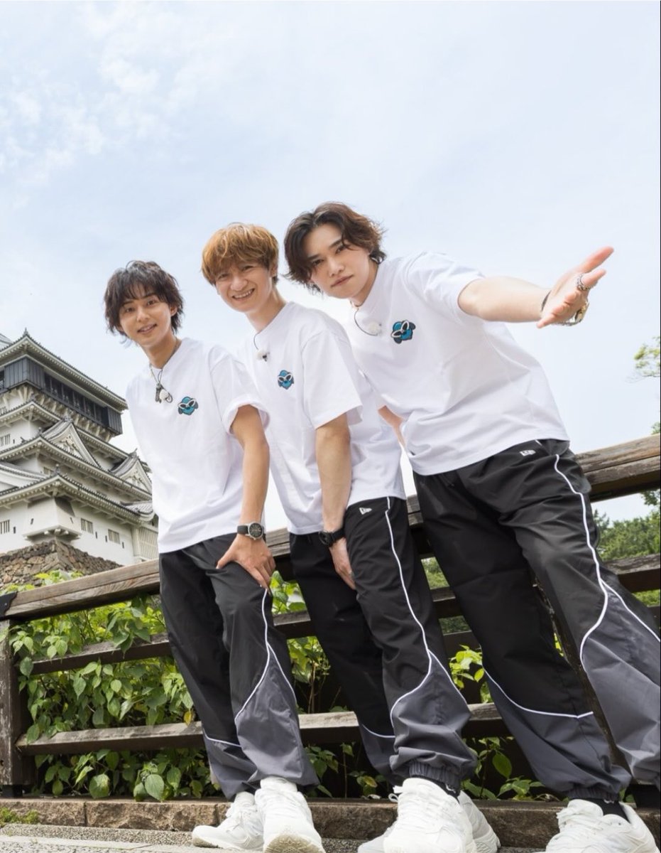ttt_xxxx's tweet photo. 左から

現場に持っていくフルーツを前日にカットしておいたのに冷蔵庫に忘れたまま出発する男

電子レンジで食べ物を加熱する時に「バフッ」と爆発させないと気が済まない男

ライブ中立ち位置がわからなくなってメンバーに「迷子センター」と名付けられた男 https://t.co/0s173UCHxl