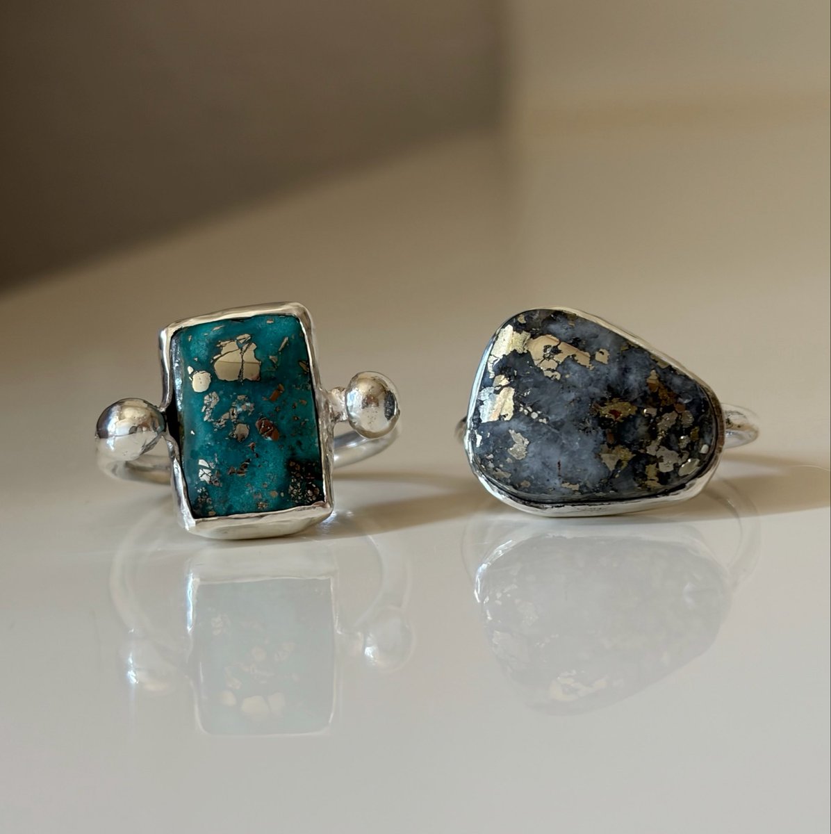 LIDINO_silver's tweet photo. 今日の製作💍

次の出店は新潟手仕事マーケットになります✨ミネラルマルシェも一緒に開催なのでぜひお越しください✳︎

#ハンドメイドアクセサリー 
#silver #彫金 #天然石 https://t.co/rQRnkKijqq