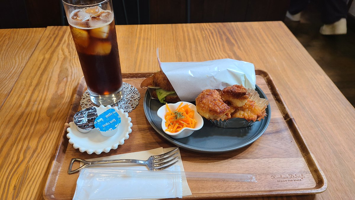 sakuragoyomi's tweet photo. #佐倉市 の水道道路沿い（ユーカリが丘→志津間）は、少しずつ復旧を開始しているようです。

このあたりの多くのお店は、8/19くらいから本格的にお店の掃除を行っているようで、溝に溜まった泥をかき出したり、店の床の泥を水切りで外に出したりしていました。

そんな中、先日たまたま近くを通りかかったので、佐倉市の水道道路沿いにあるK's village（���イズビレッジ）さんに入ってみました。

地中海？を思わせる建物で、水道道路沿いでもひときわ目を引くこの素敵な建物

クロワッサンやワッフルなどおしゃれで美味しいごはんの食べれる素敵なカフェでした。

ちなみに、「佐倉まちナカ商品券」使えます。
1,000円分使うためには、写真のウィンナーサンドのクロワッサンセット+アイスコーヒーで1,030円だったので結構ぴったり🥐

佐倉市はもちろん、全国が早くもとに戻ることを願います。
