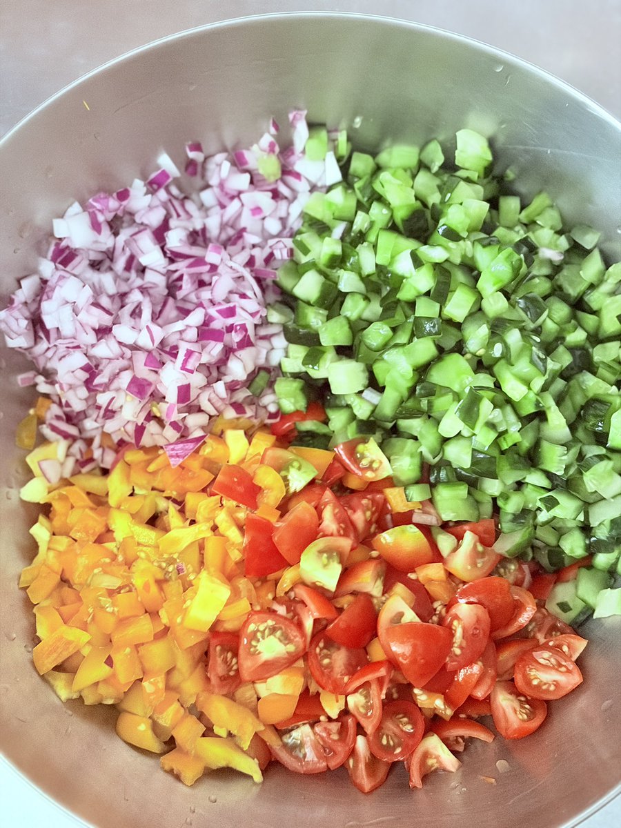 naoh_sama's tweet photo. あまりにもお隣からいただく夏野菜がたまるのでたまるたびに作るただのカット野菜たち。塩してライム、唐辛子粉少し。シンプルにしておくと冷奴やもずく、素麺にかけられるし、食べる直前にニンニクとパクチーいれてサルサメヒカーナにもできるしスパイス入れてお肉にかけたりなにかと便利 https://t.co/yTuLLlLpWr