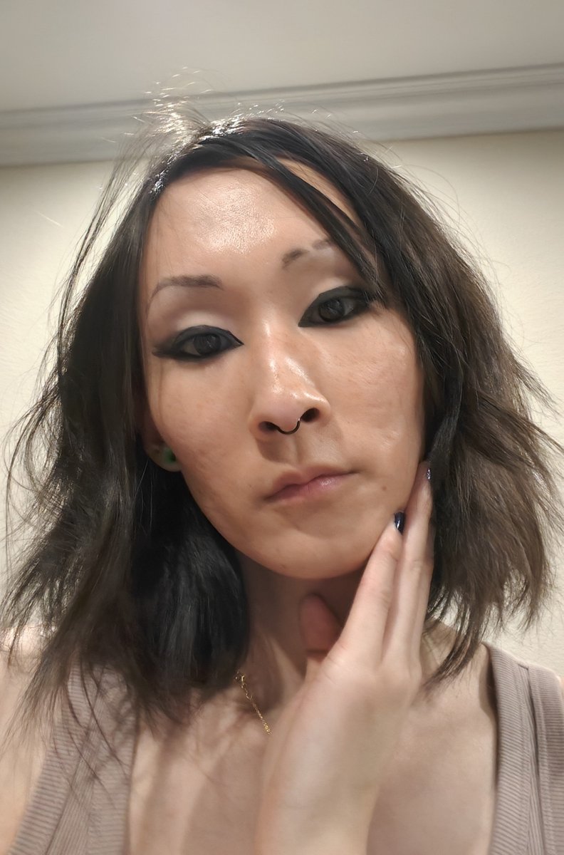 Stormwood211's tweet photo. I spent most my life hating myself, still cant fully feel that I'm pretty. 🤷🏻‍♀️ https://t.co/VabsUWxvyx