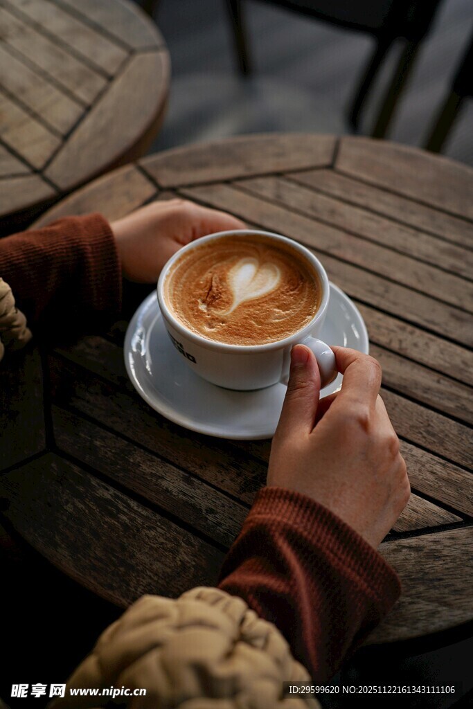 FaviolaBerph's tweet photo. Hey! Could you grab me a coffee on your way over I’ll treat you to your favorite smoothie later as a thanks! https://t.co/4D68bJpak3