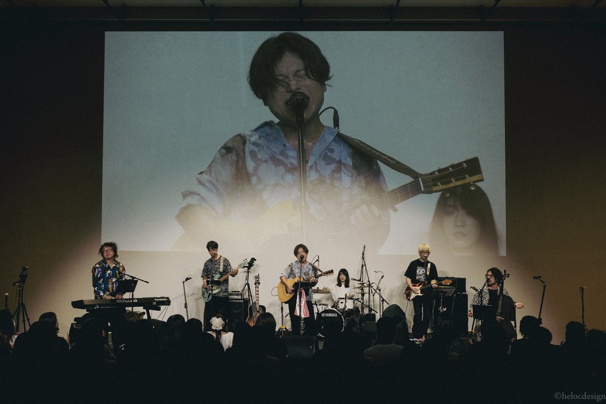 helocdesign's tweet photo. 先日、磯山純くんのレコ発ワンマンライブに行ってきました!

『ピアノとチェロと僕』と『真ん中』のWリリース
改めておめでとうございます✨
 
去年の千波湖1万人ライブの配信をやって以来、お声がけいただきMV2本とCDデザインを制作させていただきました。

『 Life is like a drive 』MV🎥
『 生ききる 』MV🎥
『 真ん中 』CDデザイン、写真📸

1部はアコースティック、2部はフルバンドと1日で2つの色を観れて１日楽しめるライブデイでした♪
 
2部のはじまる前には『 Life is like a drive 』のMVを、アンコール前には『生ききる』のMVを初お披露目㊗️
大きなスクリーンで最高のシュチエーションでみなさんに観てもらうことができて本当嬉しかったです。
 
『 Life is like a drive 』は撮影しながら街のみなさんの温かさに触れ、もっともっといろんな人に逢ってみたいと思いましたし、多くの人のおかげで今日という日があるんだなと改めて実感。幸せだなと。

CDジャケットの写真はギリギリまでノープランでその場で決めた海入り。そして一緒に海に入りながら撮影📸
特に演技することなくありのままの磯山純。
MVも早朝の海で撮影。
生きることの辛さ、喜び、苦しみ、希望、儚さ、強さ、愛…
そんないろんな感情を感じてもらいたい作品です。

心の真ん中に染みるとっても良い曲で、磯山くんの力強い歌にまさに生ききるを感じ作りながらウルウルしてました。
自分でもめちゃくちゃ好きなMVです。

また公開になりましたらたくさん観てくださいね。

heloc

#磯山純 #茨城トヨタ