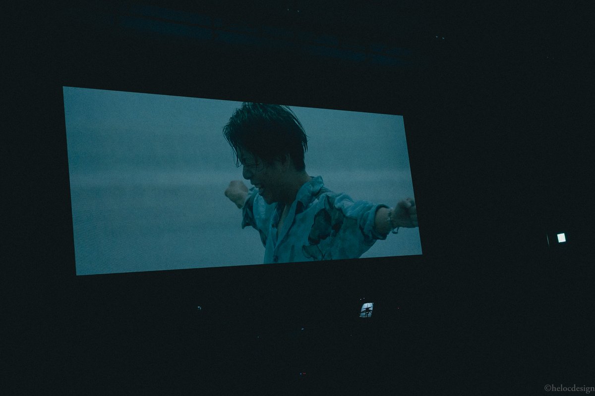 helocdesign's tweet photo. 先日、磯山純くんのレコ発ワンマンライブに行ってきました!

『ピアノとチェロと僕』と『真ん中』のWリリース
改めておめでとうございます✨
 
去年の千波湖1万人ライブの配信をやって以来、お声がけいただきMV2本とCDデザインを制作させていただきました。

『 Life is like a drive 』MV🎥
『 生ききる 』MV🎥
『 真ん中 』CDデザイン、写真📸

1部はアコースティック、2部はフルバンドと1日で2つの色を観れて１日楽しめるライブデイでした♪
 
2部のはじまる前には『 Life is like a drive 』のMVを、アンコール前には『生ききる』のMVを初お披露目㊗️
大きなスクリーンで最高のシュチエーションでみなさんに観てもらうことができて本当嬉しかったです。
 
『 Life is like a drive 』は撮影しながら街のみなさんの温かさに触れ、もっともっといろんな人に逢ってみたいと思いましたし、多くの人のおかげで今日という日があるんだなと改めて実感。幸せだなと。

CDジャケットの写真はギリギリまでノープランでその場で決めた海入り。そして一緒に海に入りながら撮影📸
特に演技することなくありのままの磯山純。
MVも早朝の海で撮影。
生きることの辛さ、喜び、苦しみ、希望、儚さ、強さ、愛…
そんないろんな感情を感じてもらいたい作品です。

心の真ん中に染みるとっても良い曲で、磯山くんの力強い歌にまさに生ききるを感じ作りながらウルウルしてました。
自分でもめちゃくちゃ好きなMVです。

また公開になりましたらたくさん観てくださいね。

heloc

#磯山純 #茨城トヨタ