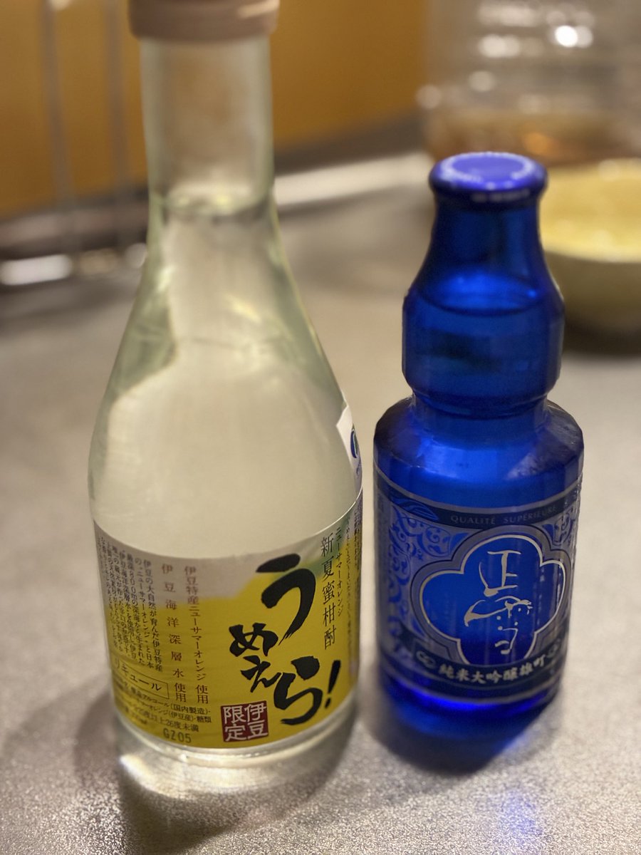 MarAugust15's tweet photo. 熱海駅の平和通り商店街ぬけた所にある酒屋さん、色んな種類のお酒あるから熱海行ったときによく行く。柑橘系の焼酎はオレンジ風味で飲みやすくて好き🍊 https://t.co/Zf4H1MqpHm