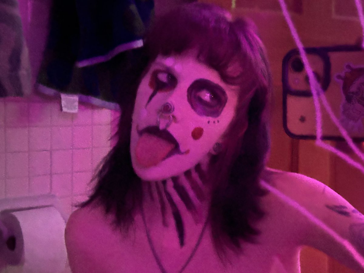 beetlesmooch's tweet photo. get a loud in thi- i mean of this clown🎈 https://t.co/VfB6ltYmlJ
