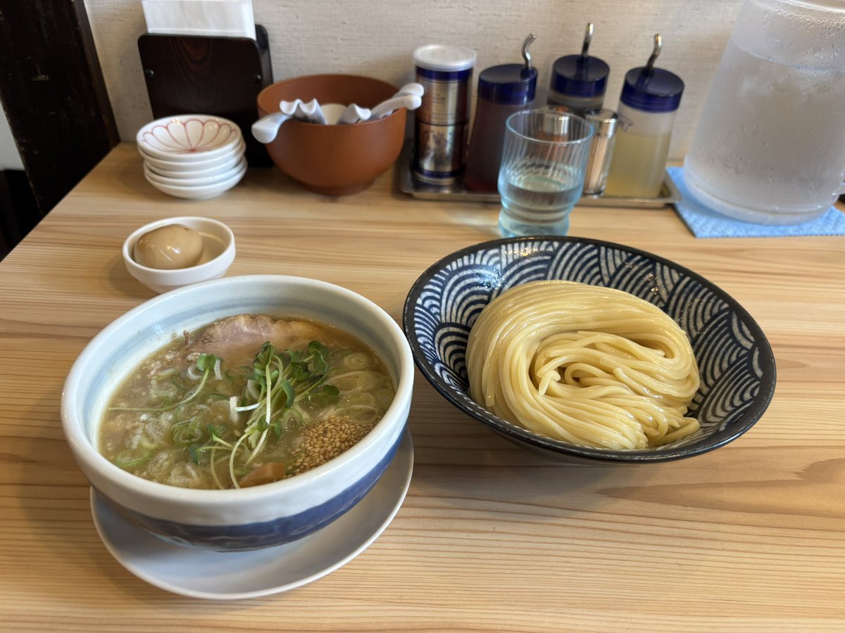 5manippatsu's tweet photo. 仕事で前職時代に住んでた水戸を通ることに
お昼時だったので思い出の一つ麺一直に行ってきました
並ぶけど美味いんだこれが
あれもこれも行きたかったけどそんな時間も胃袋もないわけでして…
あとお前は別にサクッとジューシーではない https://t.co/owkEvJFbFe