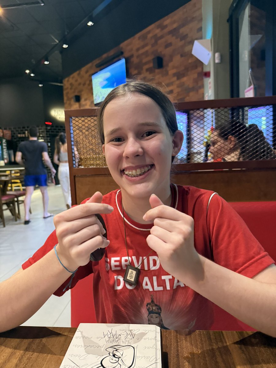 sarathomazonii's tweet photo. Adoro sair com minha amiga aninha pra comer bife e batatinha no american burguer https://t.co/2kxbSYC9po