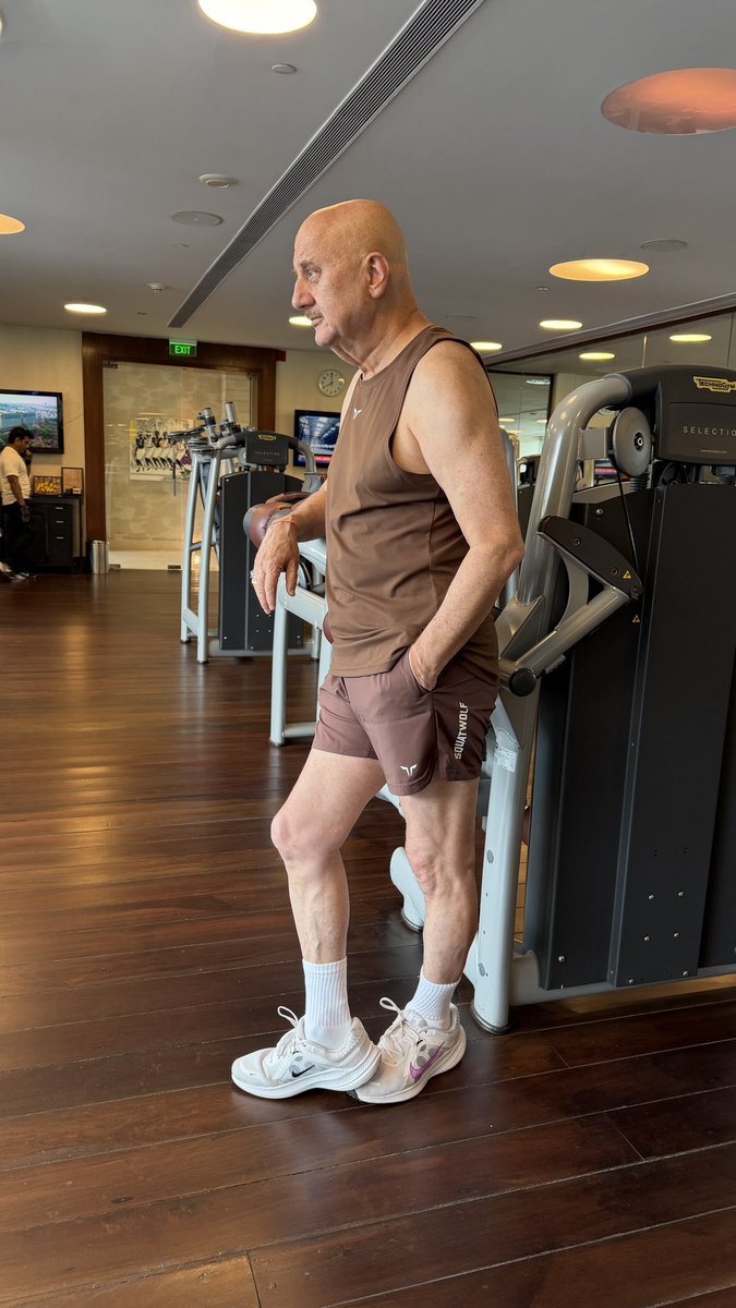 AnupamPKher's tweet photo. मुझे जिम जाना अच्छा लगता है,🤓
वर्कआउट करना बहुत अच्छा लगता है…💪
��र वर्कआउट के बाद ऐसे खड़े होकर फोटो खिंचवाना तो सबसे अच्छा लगता है! 😎💪
मेहनत भी ज़रूरी है… और उसका photographic evidence भी! 😄 #GymMotivation https://t.co/lKjANVQCCq