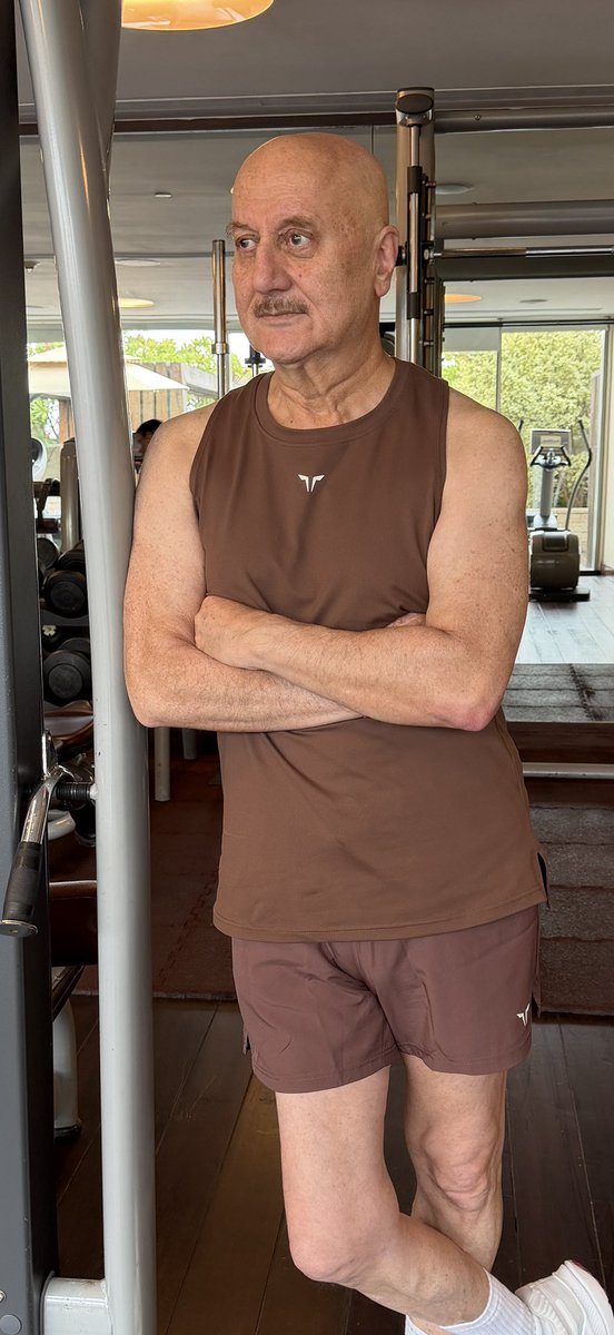 AnupamPKher's tweet photo. मुझे जिम जाना अच्छा लगता है,🤓
वर्कआउट करना बहुत अच्छा लगता है…💪
��र वर्कआउट के बाद ऐसे खड़े होकर फोटो खिंचवाना तो सबसे अच्छा लगता है! 😎💪
मेहनत भी ज़रूरी है… और उसका photographic evidence भी! 😄 #GymMotivation https://t.co/lKjANVQCCq