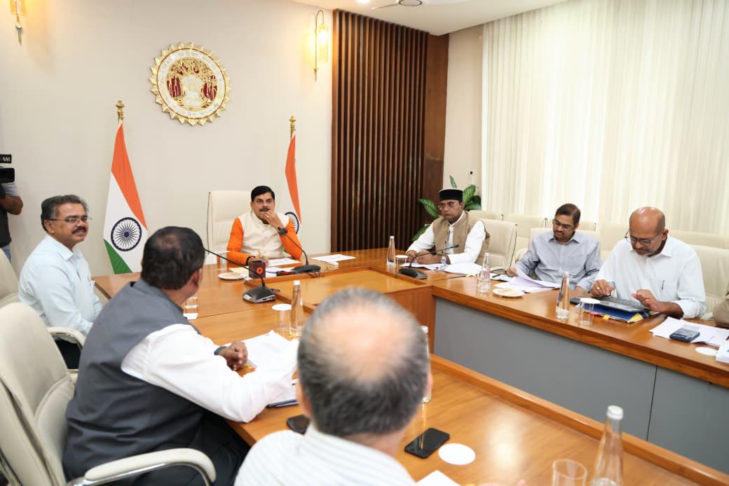 NDDB_Coop's tweet photo. डॉ. @ShahMeenesh, अध्यक्ष, राष्ट्रीय डेरी विकास बोर्ड (एनडीडीबी) ने मध्य प्रदेश के माननीय मुख्यमंत्री @CMMadhyaPradesh श्री @DrMohanYadav51 की अध्यक्षता में आयोजित एमपीसीडीएफ @SanchiDairy की संचालन समिति की तृतीय बैठक में भाग लिया।
बैठक में मध्य प्रदेश सरकार के सहकारिता मंत्री श्री विश्वास सारंग @VishvasSarang, मुख्य सचिव श्री अशोक बर्णवाल, अपर मुख्य सचिव (वित्त विभाग) श्री मनीष रस्तोगी, प्रमुख सचिव (सहकारिता विभाग) श्री डी. पी. आहूजा, सचिव (पशुपालन एवं डेयरी विभाग @mp_husbandry) डॉ. सुदाम पी. खाड़े तथा राज्य सरकार, एनडीडीबी एवं एमपीसीडीएफ के वरिष्ठ अधिकारी उपस्थित रहे। अध्यक्ष, एनडीडीबी ने संचालन समिति के समक्ष राज्य डेयरी विकास योजना के क्रियान्वयन प्रस्ताव पर विस्तृत प्रस्तुति दी।
बैठक में पुनरीक्षित मध्य प्रदेश डेयरी विकास योजना को स्वीकृति प्रदान की गई। इसके अंतर्गत राज्य के गाँवों को डेयरी नेटवर्क से जोड़ने, प्रसंस्करण हेतु नए डेयरी संयंत्रों (Plants) की स्थापना व आधुनिकीकरण के लिए राज्य सरकार के ₹500 करोड़ के पूंजीगत अंशदान तथा श्वेत क्रांति 2.0 के माध्यम से वित्तपोषण का प्रावधान किया गया है। साथ ही, एनडीडीबी के प्रबंधन में नई समितियों के गठन, दुग्ध संकलन व मूल्य भुगतान में वृद्धि, एनडीईआरपी (NDERP) डिजिटलीकरण, लंबित देयकों के भुगतान और तकनीकी विशेषज्ञों की सशर्त नियुक्ति संबंधी प्रगति व चुनौतियों की समीक्षा की गई।
एनडीडीबी द्वारा एमपीसीडीएफ का कार्यभार संभालने के उपरांत दुग्ध क्षेत्र को सुदृढ़ करने, दुग्ध संकलन बढ़ाने, सहकारी समितियों के विस्तार तथा दुग्ध उत्पादकों को बेहतर सेवाएँ एवं लाभ सुनिश्चित करने की दिशा में हुई उल्लेखनीय प्रगति पर प्रकाश डाला गया।
माननीय मुख्यमंत्री जी ने राज्य में डेयरी विकास योजना के प्रभावी क्रियान्वयन के माध्यम से सहकारी डेयरी क्षेत्र के विस्तार तथा दुग्ध उत्पादकों की आय बढ़ाने हेतु मध्य प्रदेश सरकार के पूर्ण सहयोग का आश्वासन दिया। वहीं, अध्यक्ष, एनडीडीबी ने एमपीसीडीएफ एवं संबद्ध दुग्ध संघों के माध्यम से ग्रामीण परिवारों की आजीविका सुदृढ़ करने के प्रति एनडीडीबी की प्रतिबद्धता दोहराई।