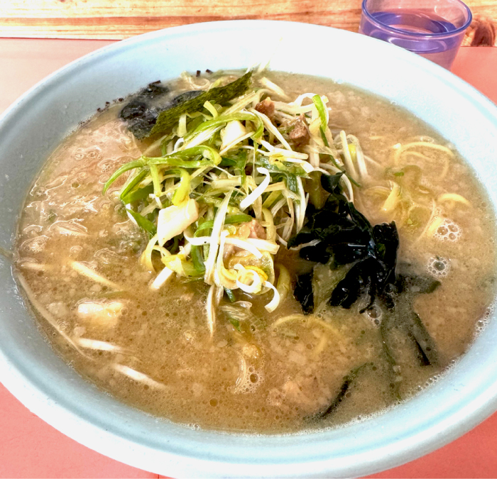 silbaback's tweet photo. 皆様こんにちは🌞
日向店です🦍🏬

日向市で行列の出来る人気店🍜
スタッフにもファンが多い🥰

✨ラーメンショップ🍜✨

本日は「ネギラーメン　中」いただきました‼️
塩味の効いたスープは暑い夏にピッタリ☀️

大変美味しゅうございました🙏

#シルバーバック
#地域情報
#地域と生きる https://t.co/5snJxy6XkZ