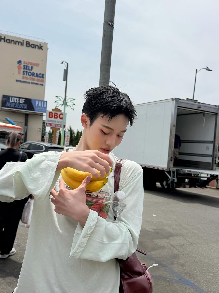 legolykn_'s tweet photo. Bringing these fruits with me is the easy part 🍓
But if you give me all your love, I’ll gladly carry that with me too 🤍✨ https://t.co/F4MdCKymyU