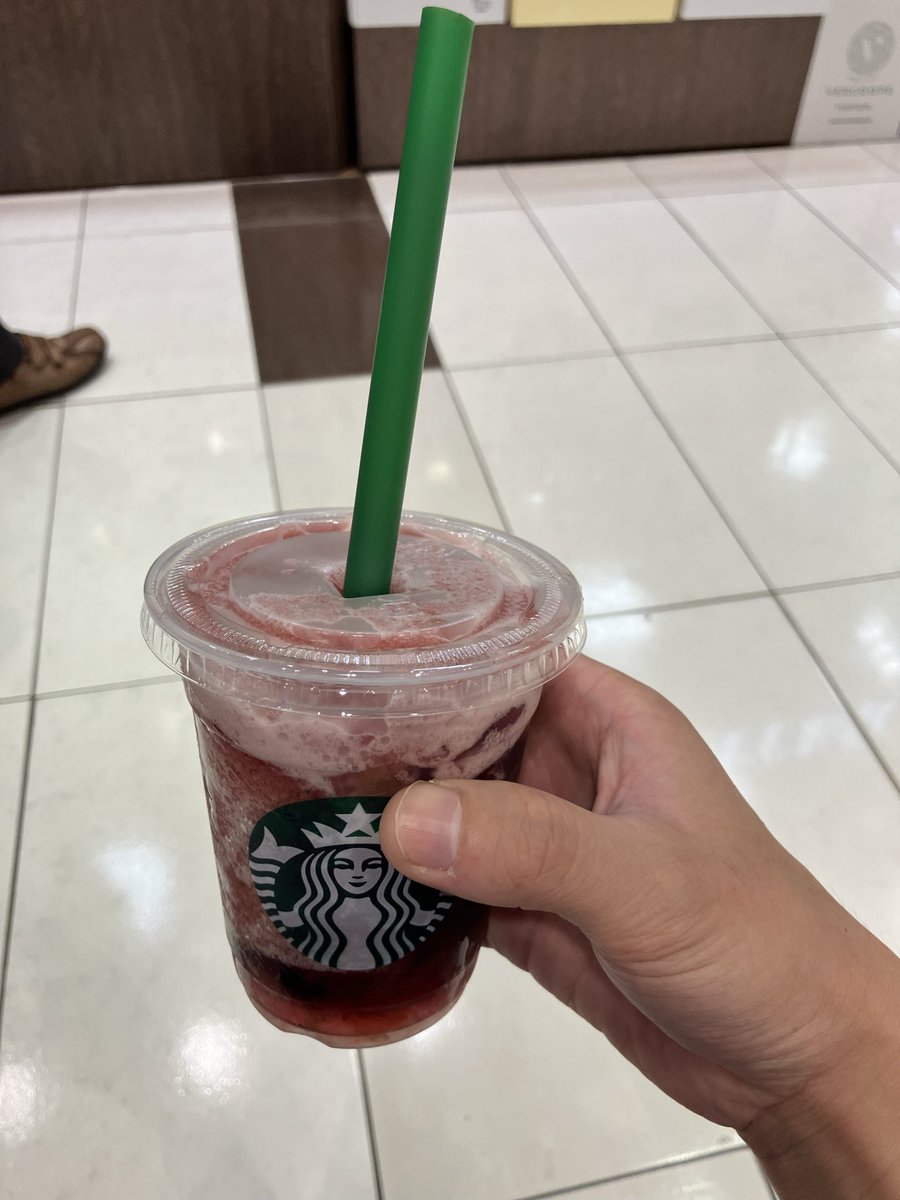 k19891013s's tweet photo. スタバのドリンクチケットを貰って放置してたらLINEのお知らせが来て有効期限が近いと教えてくれたのでスタバへ
注文の仕方が分からない老害は美味しそうな甘々マンゴーフラペチーノの画像を見せて「これください」と注文するも販売終了
期間限定っぽい芳醇 巨峰 フローズンティーを注文 https://t.co/mG7x9wzXLi
