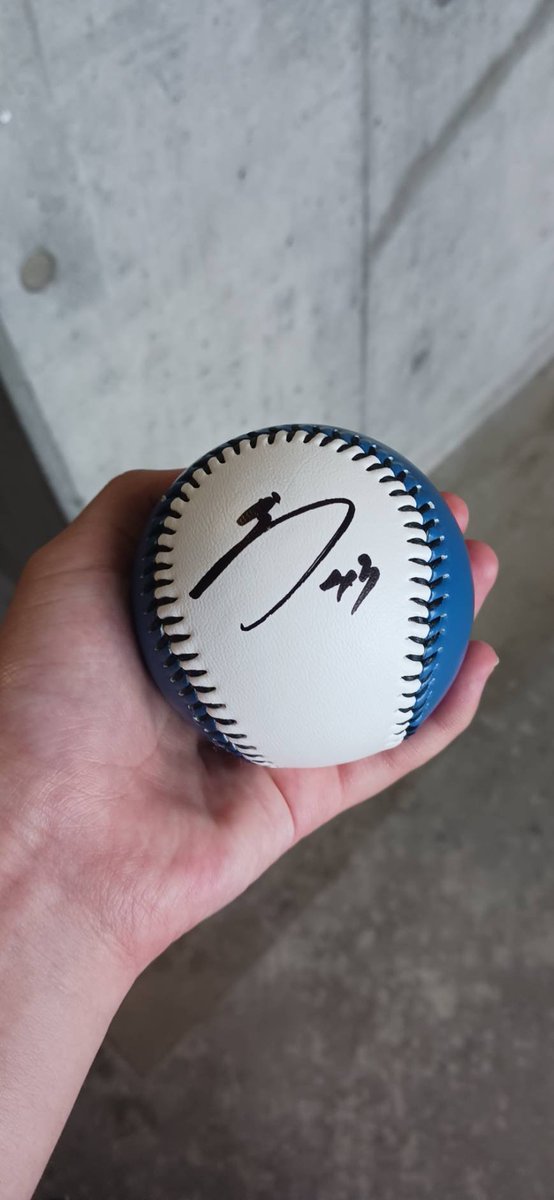 horror20101128's tweet photo. 今シーズン初エスコン！
娘がJRのブースで水野のサインボールを引き当てた笑⚾️ https://t.co/VouViiq9Lh