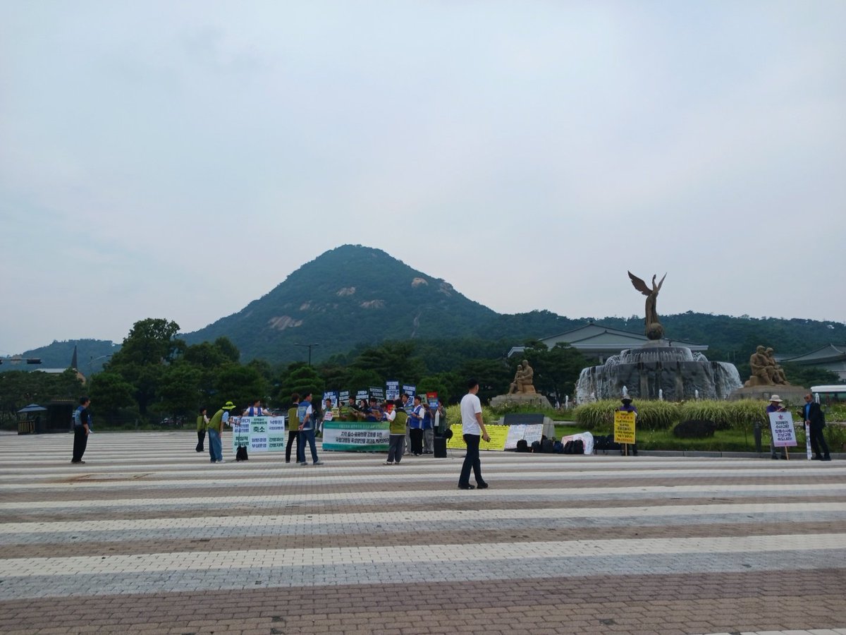 NdauKr's tweet photo. 단순대기란 없다!!!

일인시위 진행하고 있습니다.
오늘은 국립대병원지원법 제정 요구 보건의료노조와 의료연대본부의 기자회견. 침략전쟁 지원 반대 기자회견이 진행중입니다 https://t.co/6jH0H9kk6H
