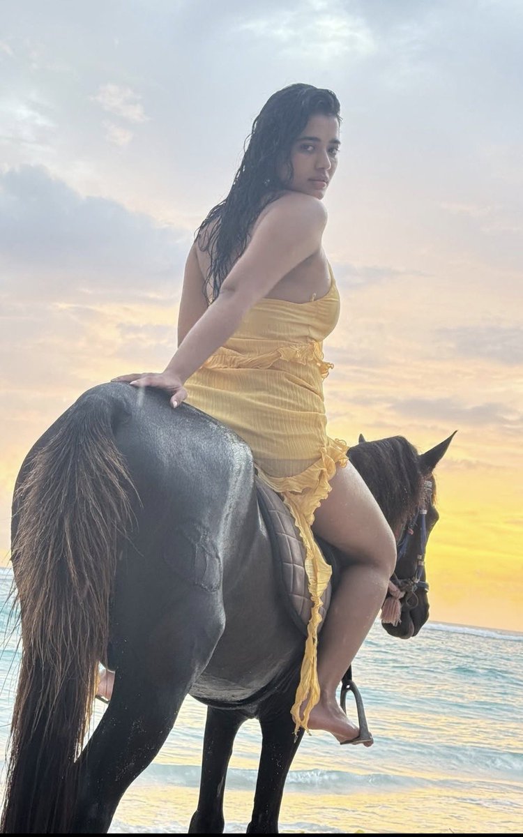 setting_new_hig's tweet photo. Ketika mundaa.. ivvla mari ponunga dan ipo pala insta mundaigalku role model. Odamba matumey focus vechu dan ivvla use panuranungaley rolesku. Adum no more hiding, abruptaa ava bodyaa vulgaraa onscreenla present panranuga. Avlum nala use panikonga da nu vulgar stepskum aatura. Pushpala rashmika badhila ivala potrnda inum verithanama irndrhkum. Ana suma solakoodadu seriana odambuu.. seriana structure, podachirku anga anga.. 
aadhi na and his heroines never disappointed us listla ivlum ipo add agita. Insta girlsum ivla mariye odamba matumey focus pani erangitaluga.