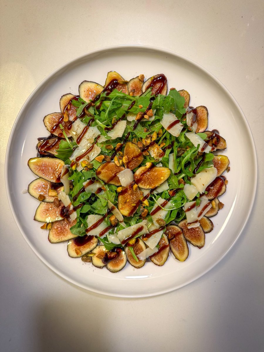doloresrobles_m's tweet photo. Ensalada con higos, aurúgula, parmesano, pistache, aceite de oliva y vinagre balsámico. https://t.co/j0ldo1BKaJ