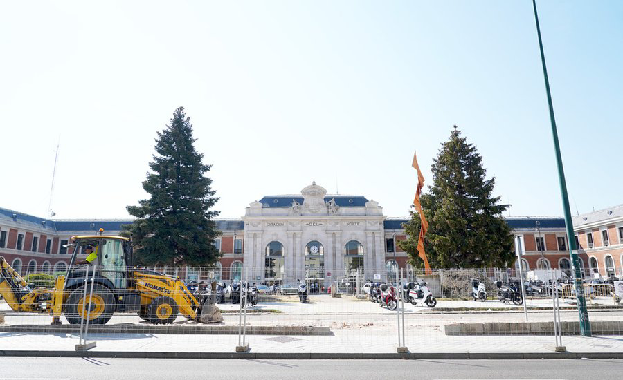 ETGafapasta's tweet photo. #Adif retira el muro y la verja de la estación de #trenes. El proyecto contempla una nueva plaza pública junto a la terminal, que contará con un #aparcamientoSubterráneo de cuatro plantas
https://t.co/ZzixFeaOwm
🚧🚧🚧🚂🚂🚂🚧🚧🚧 https://t.co/mzID3sM7Sx