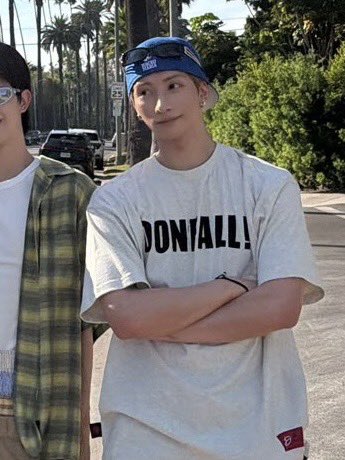 yugeonverse's tweet photo. yu trying to look cool but his true cat self fought back https://t.co/Rl6yXsoHAZ