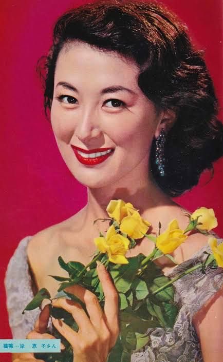 tammy_morinaga's tweet photo. 俳優で文筆家の岸恵子さんが8月7日に老衰のため亡くなられたと、8月19日に所属事務所から発表がありました。享年93歳。
心よりご冥福をお祈りいたします。
1枚目はアラン・ドロンとの写真です。 https://t.co/gwRpprfY1P