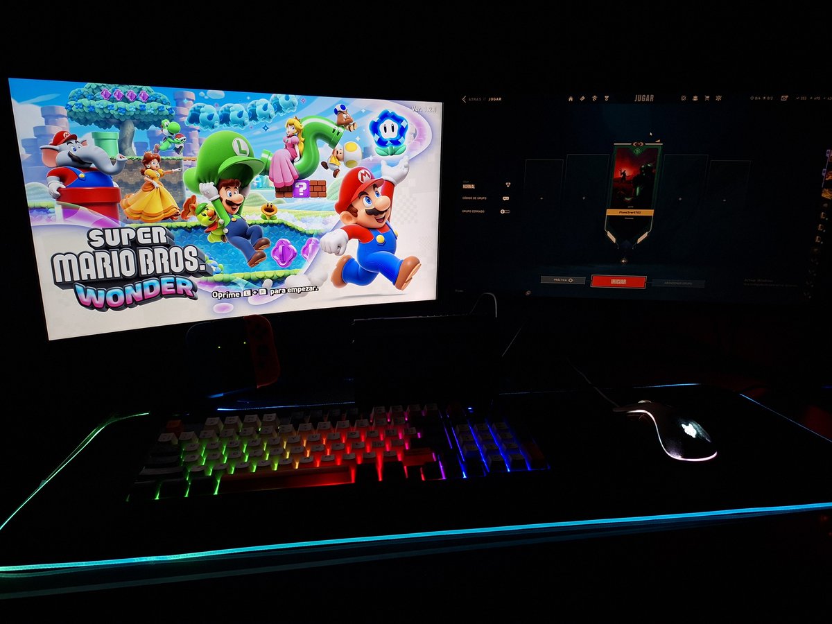 Araxys_372's tweet photo. Lo hermoso que está mi setup, sin duda la vida comenzó a sonreirme desde el 2024) ❤️‍🩹✨️🫂 https://t.co/O583eNRshf