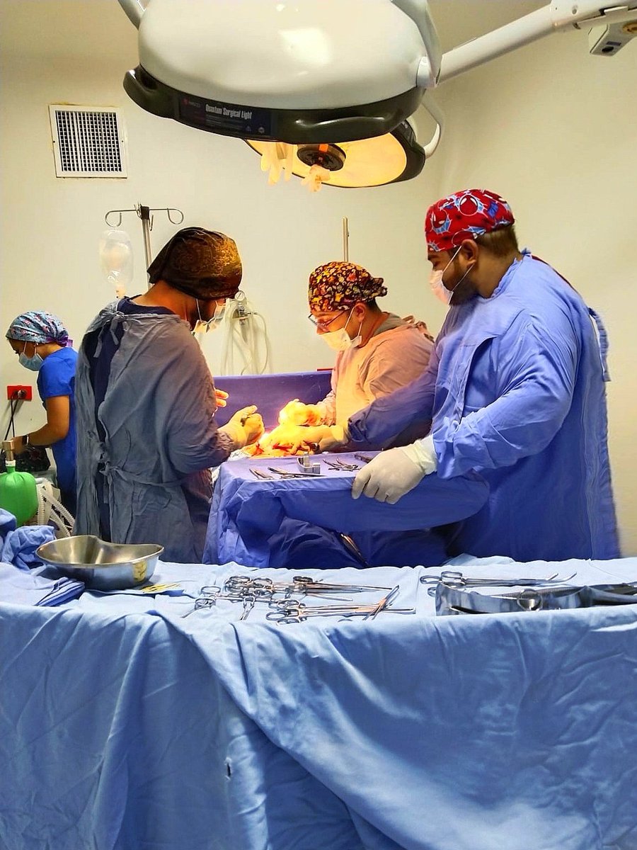 dr_ricardez1's tweet photo. 4 horas de cirugia... Casi me pongo pañal como en Grey's anatomy.
#GreysAnatomy #SurgeryLife #MedLife #Quirófano https://t.co/BiWPotnBCD