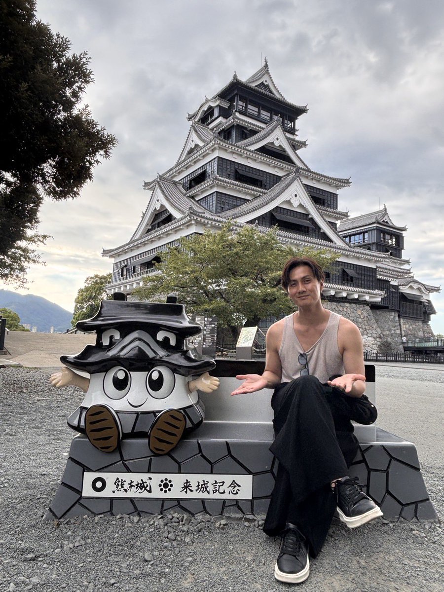 kazuki_kato1007's tweet photo. #TFC2026 やってきました熊本！復興のシンボル蘇る熊本城🏯くまモンもお出迎えしてくれた😌売店でタオルを買ったり茶屋でお茶を飲んだり、熊本を楽しむことが復興の力添えになれば。まだまだ暑い熊本で暑さを吹き飛ばすようなLIVEにしよう🎤会場で待ってるぜ！ https://t.co/STaCu0dsFU