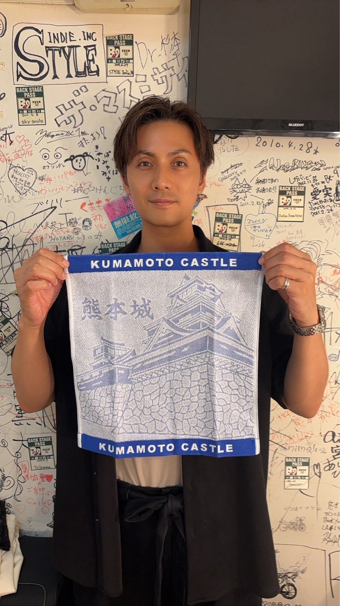 kazuki_kato1007's tweet photo. #TFC2026 やってきました熊本！復興のシンボル蘇る熊本城🏯くまモンもお出迎えしてくれた😌売店でタオルを買ったり茶屋でお茶を飲んだり、熊本を楽しむことが復興の力添えになれば。まだまだ暑い熊本で暑さを吹き飛ばすようなLIVEにしよう🎤会場で待ってるぜ！ https://t.co/STaCu0dsFU